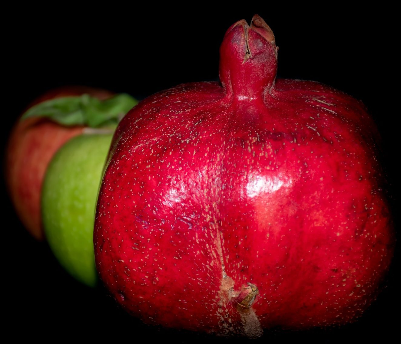 Image of Pomegranite and two apples.